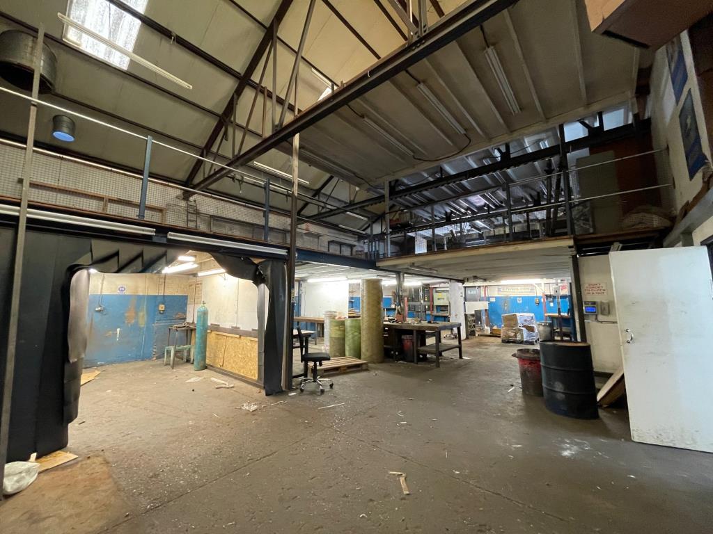 Lot: 61 - FREEHOLD INDUSTRIAL UNIT - 